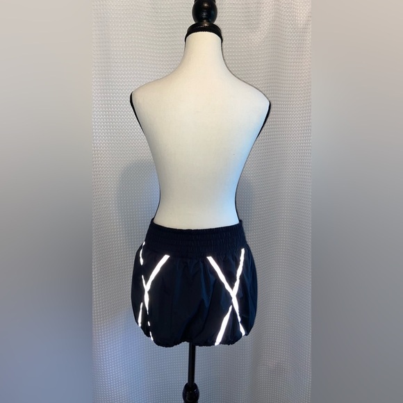 Women’s LULULEMON ATHLETICA Light Up skort size 6 - Picture 15 of 16